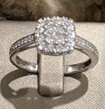 14 Karaat witgouden fantasie ring met 4 Princesse geslepen diamanten in het centrum omringd door briljant geslepen diamant. totaal 0,60 crt  G/VSI.
