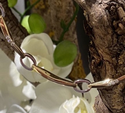 14 Karaat geel met witgouden geschakelde fantasie collier met totaal 0.18 crt briljant G/VSI.