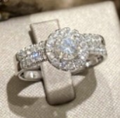 18 Karaat witgouden briljant entourage ring met zijstenen. Inclusief een 18 karaat witgouden Sider met briljant. Totaal 0.80 crt G/VVS1. Ringen zijn ook los van elkaar te dragen.