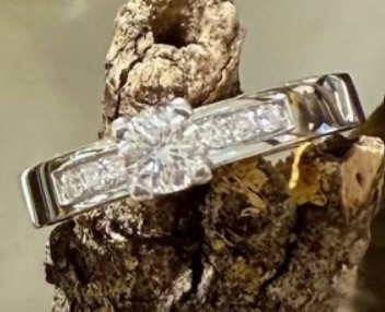 14 Karaat witgouden solitair ring met briljant. Middensteen 0.40 crt  totaal 0.50 crt G/VVS1.