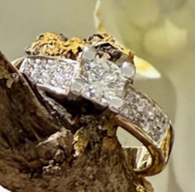 14 Karaat geel gouden solitair ring met witgouden chaton en zijstenen. Centrum briljant 0.41 crt G/VVS1. briljanten in de scheen 0.20 crt G/VVS1. Totaal briljant 0.61 crt.