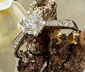 14 Karaat wit gouden solitair ring met klassiek witgouden chaton en zij stenen. Totaal 0.69 crt briljant G/VVS1.