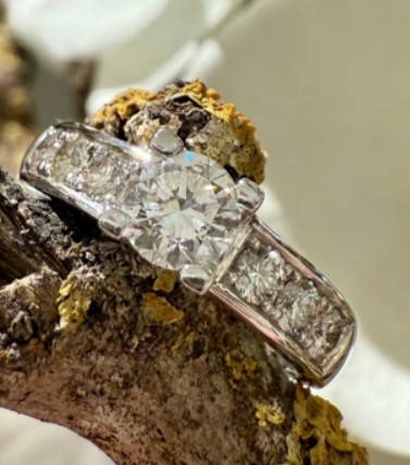 14 Karaat witgouden solitair ring met zijstenen. Midden steen briljant 0.62 crt G/VVS1. Zijstenen briljant 6 stuks totaal 0.48 crt G/VS1. Tptaal briljant 1.10 crt.