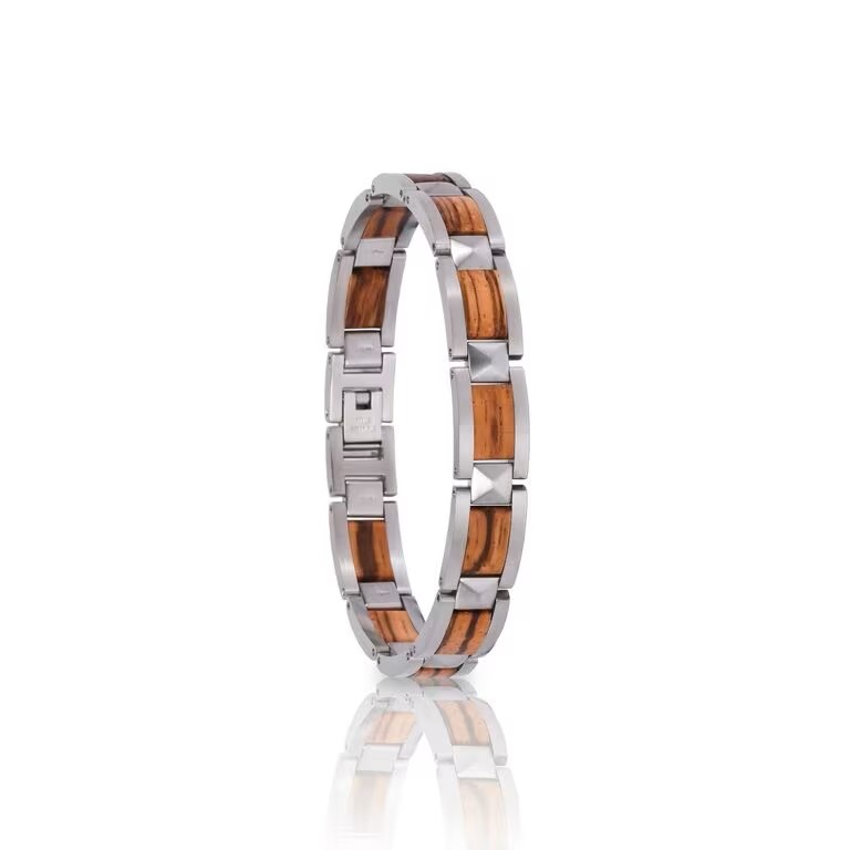Gemaakt van fijn zebranohout en hoogwaardig roestvrij staal in zilver - een bandje waarvan de ongelooflijke combinatie van indrukwekkende kleur en verfijnd design inspireert. Deze bandeau is perfect om een ​​elegant accent toe te voegen aan het dagelijks leven en speciale gelegenheden. Draag het als een mooie herinnering aan de belangrijke dingen in het leven of geef het cadeau aan een speciaal persoon.
