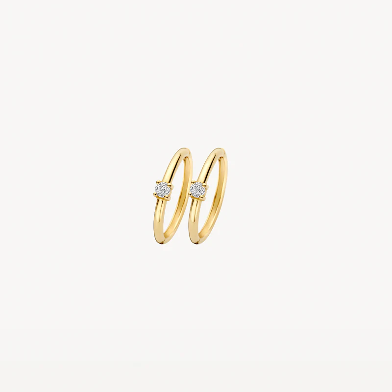 Deze prachtige gouden oorringen met zirkonia zijn een perfecte toevoeging aan je sieradencollectie. De zirkonia steentjes glinsteren subtiel en voegen een vleugje glamour toe aan elke outfit. Draag deze oorringen solo voor een minimalistische look of combineer ze met andere oorbellen voor een trendy earparty. De mogelijkheden zijn eindeloos met deze veelzijdige oorsieraden!