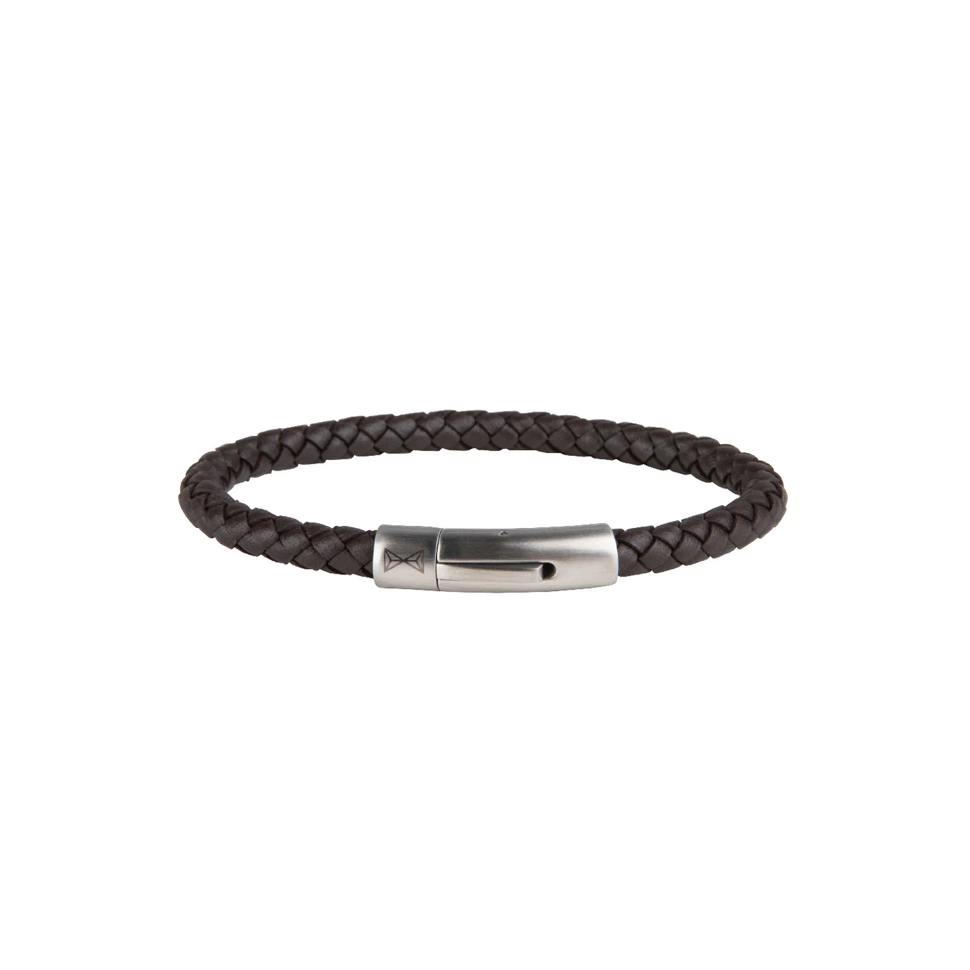 Dit tijdloze model heeft een eenvoudig gevlochten design. Glad, fijn leer dat met de tijd mooier wordt, ook in zwart leer. Combineert perfect met uw horloge of andere Aze sieraden. Het ronde slot is gemaakt van staal en is eenvoudig te openen door het eenvoudige kliksysteem.