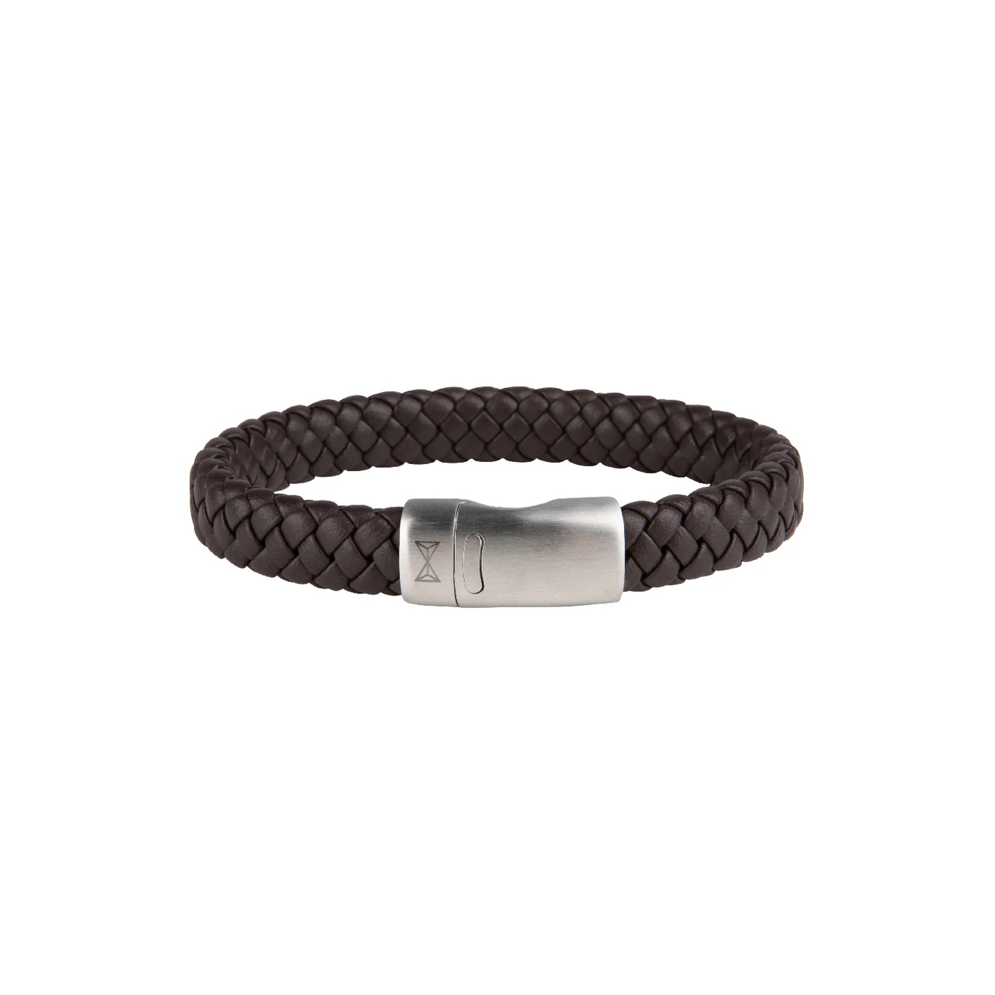 stijlvol en tijdloos. Dat is waar deze armband voor staat. Deze armband is een perfecte pasvorm voor iedereen en voegt direct stijl toe aan je persoonlijkheid. Gemaakt van hoogwaardig bruin leer met een stalen geborstelde sluiting. Deze armband is perfect te combineren met andere Aze sieraden.