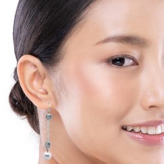 Entdecken Sie unsere Ohrhänger aus Silber mit facettierten Diamanten, Malerei unter Acryl und Tahitiperlen. Diese atemberaubenden Creolen ergänzen jede Garderobe perfekt und verleihen jedem Outfit einen Hauch von Eleganz. Ideal für besondere Anlässe oder um Ihrem Alltagslook Glanz zu verleihen. Tragen Sie sie allein oder kombinieren Sie sie mit anderem Silberschmuck für einen harmonischen Look.