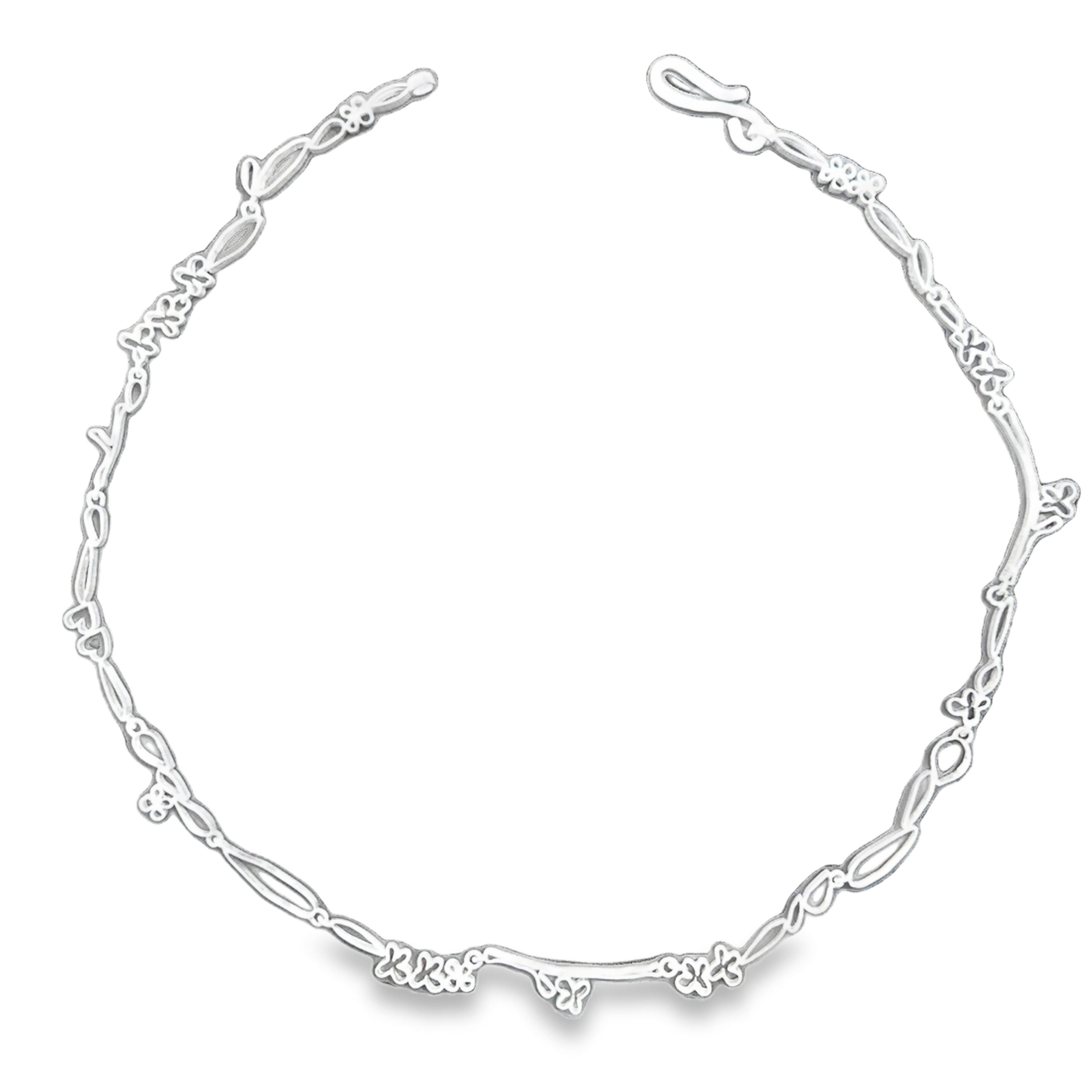 Diese exquisite Silberkette besticht durch ihr filigranes Design mit zarten floralen Motiven. Sie ist das perfekte Accessoire für jeden Anlass und verleiht Ihrem Outfit einen Hauch von Eleganz. Tragen Sie sie allein oder kombinieren Sie sie mit anderen Schmuckstücken für einen individuellen Look.