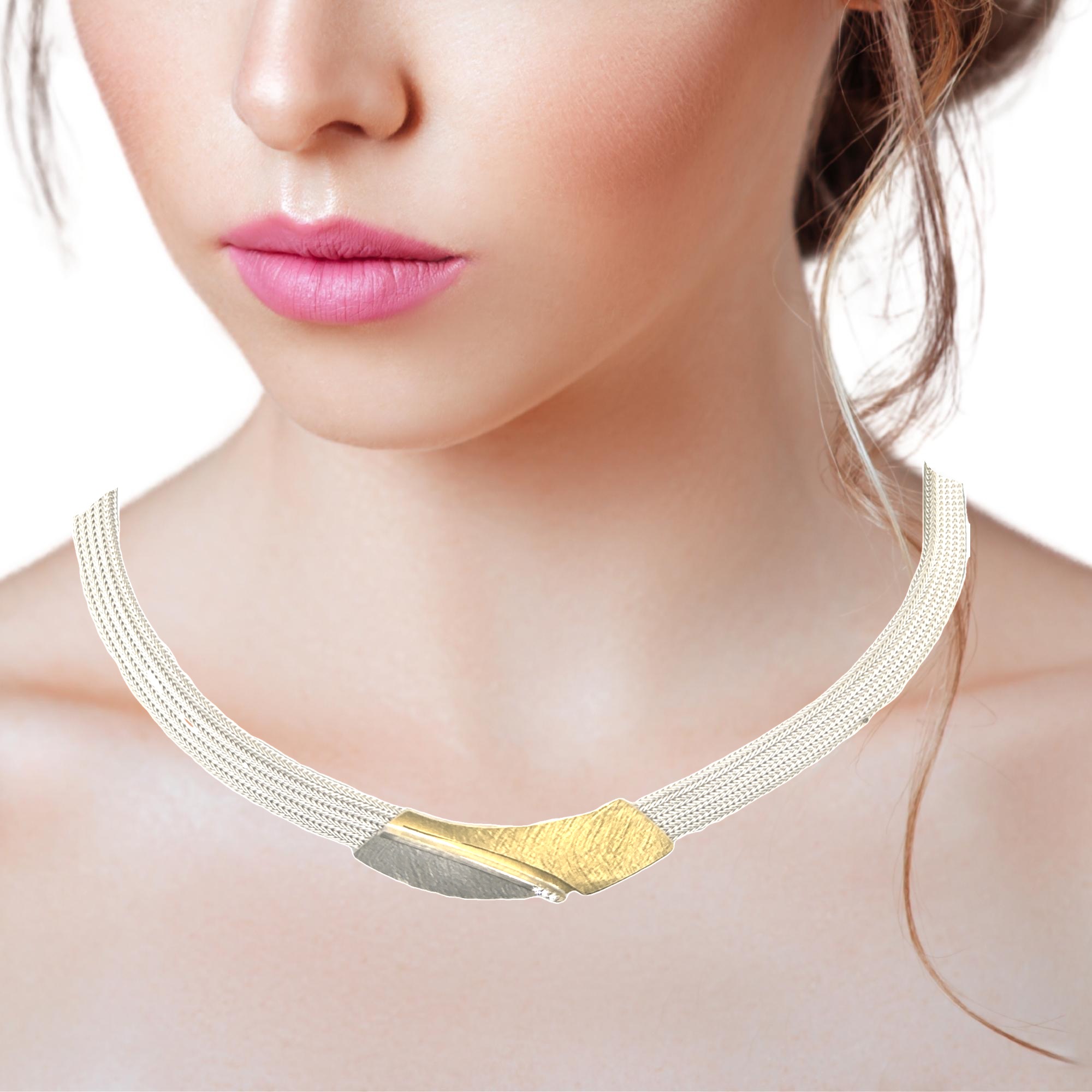 Dieser exquisite Halsreif kombiniert elegantes Silber mit einem Hauch von Gold. Die feine Verarbeitung und das moderne Design machen ihn zu einem perfekten Accessoire für jeden Anlass. Tragen Sie ihn zu formellen Veranstaltungen oder im Alltag, um Ihrem Look einen Hauch von Raffinesse zu verleihen.