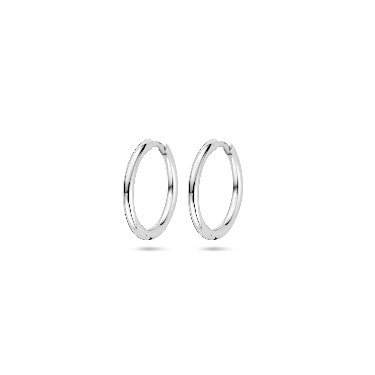 Gerhordineerd 925 zilveren klapoorringen. De oorringen hebben een breedte van 2,0mm.
