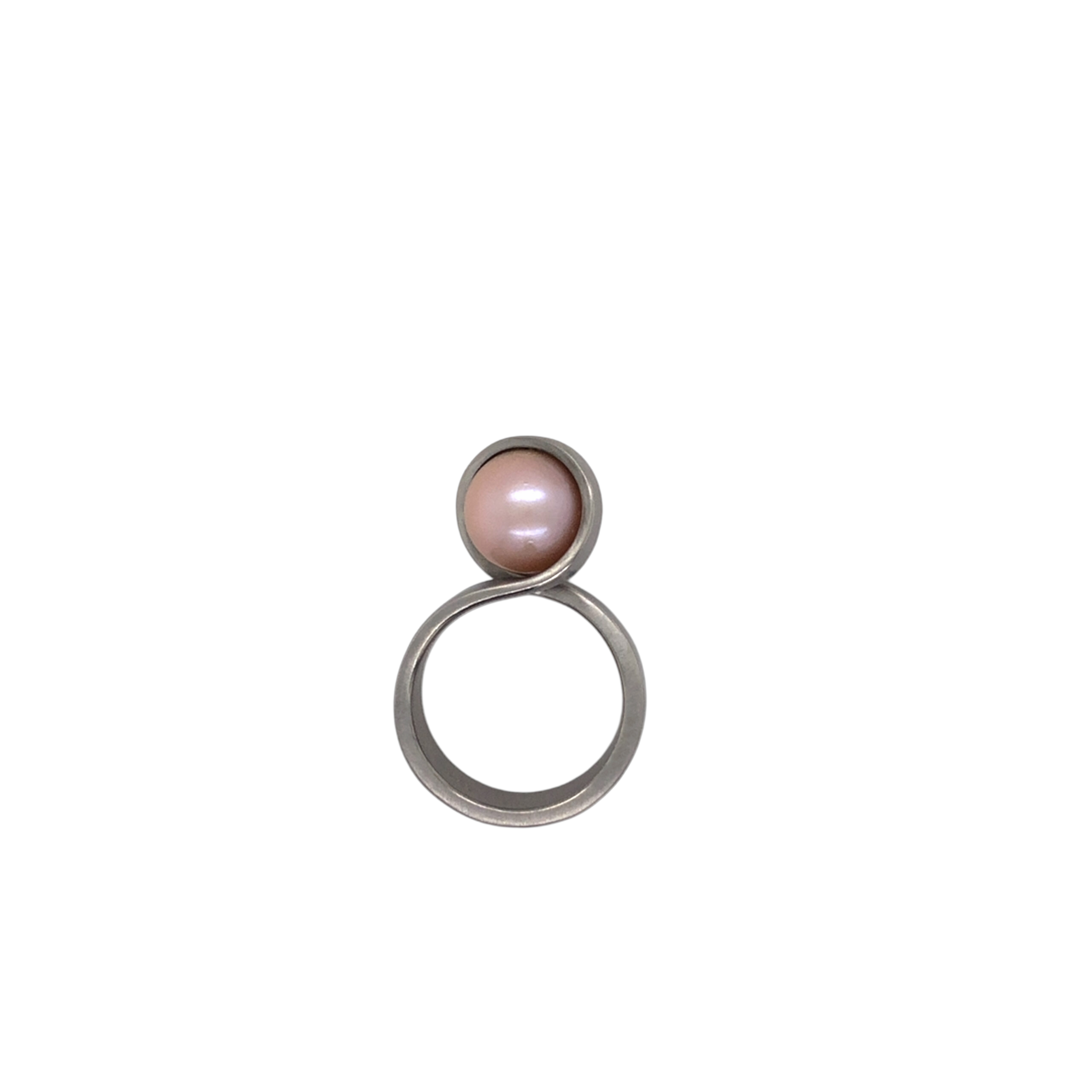 Designring aus Edelstahl mit roséfarbener Mingperle, Größe 55. Alle Größen möglich, auch eine Fertigung in Gold ist möglich.