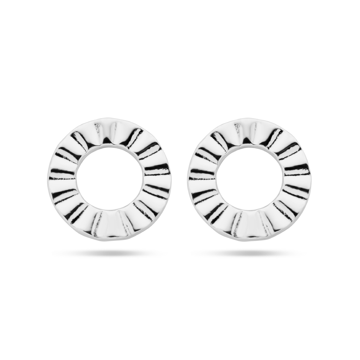 Gerhodineerd 925 zilveren oorknoppen in de vorm van een open rondje. Het rondje heeft een diameter van 10mm.