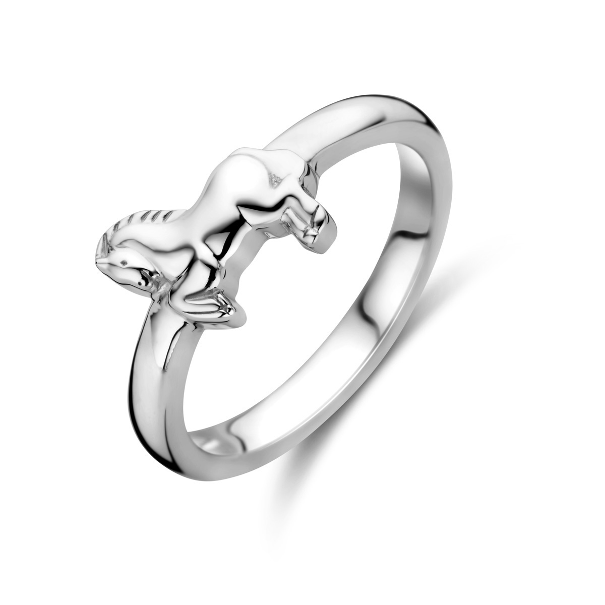 Gerhodineerd 925 zilveren ring uitgevoerd met een paard. De ring heeft een breedte van 7mm.
Ringmaat 15