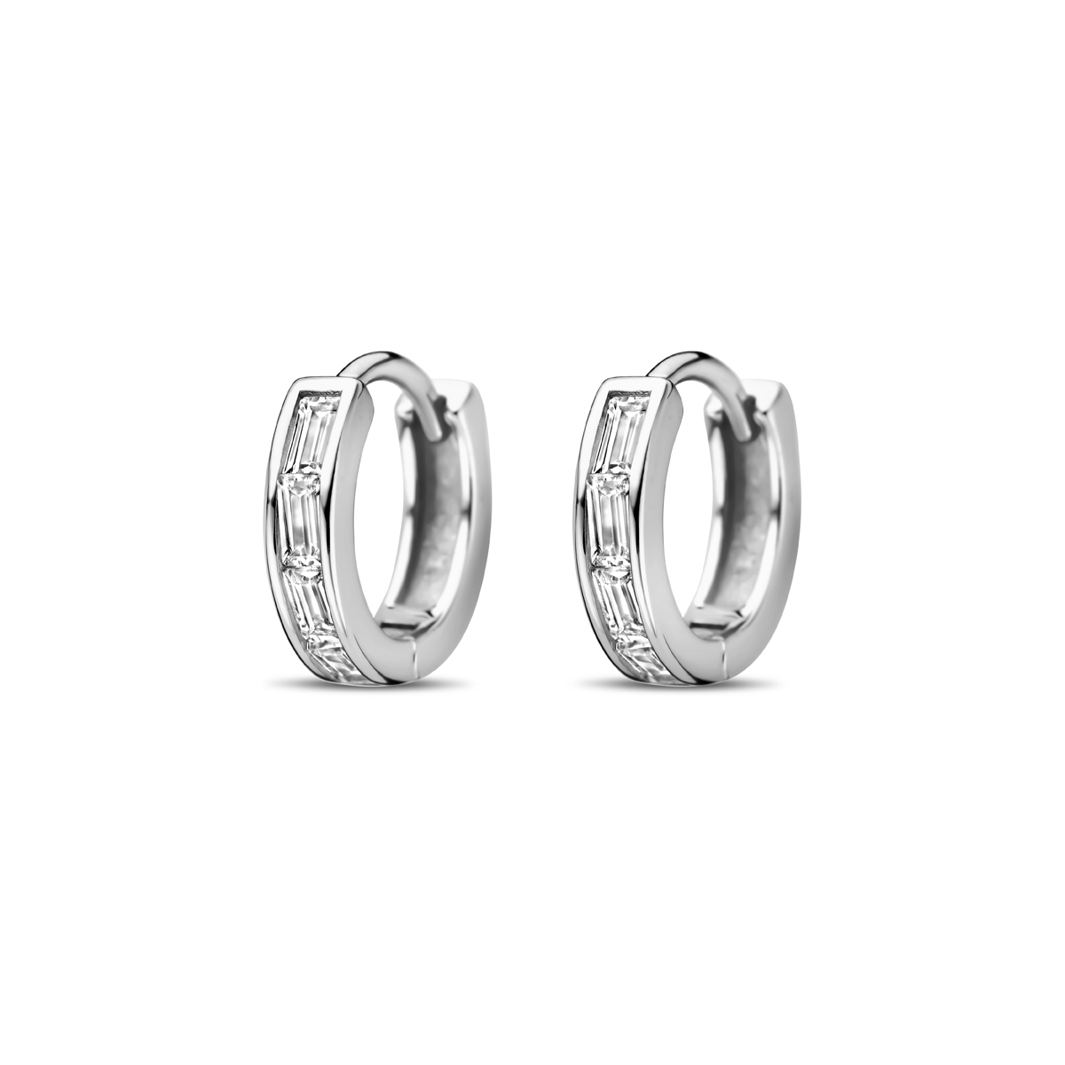 Gerhodineerd 925 zilveren klapoorringen uitgevoerd met zirkonia. De oorringen hebben een diameter van 10mm.