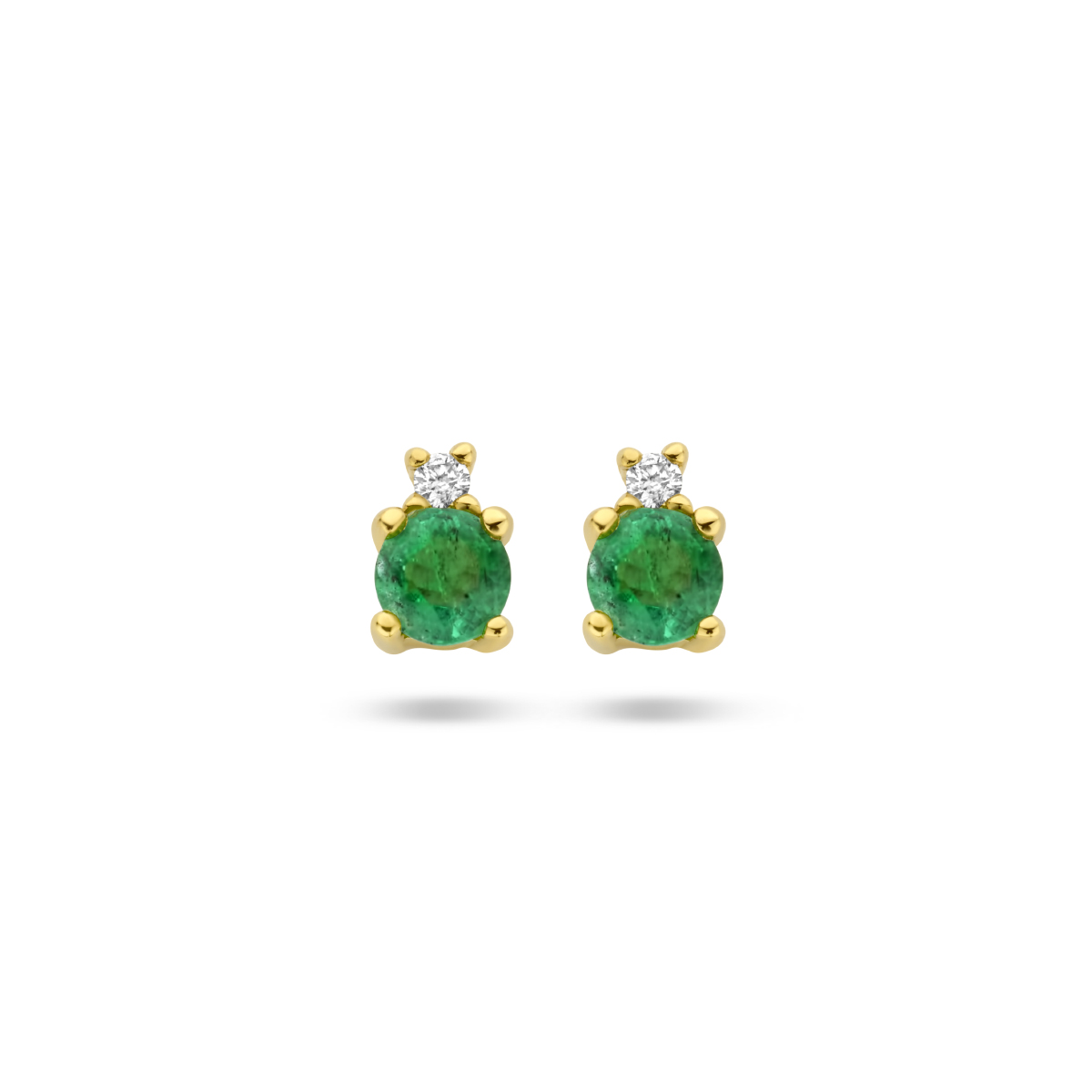 14k Geelgouden oorknoppen uitgevoerd met schitterende smaragd en diamant. De oorknoppen hebben een afmeting van 4.5x3mm.