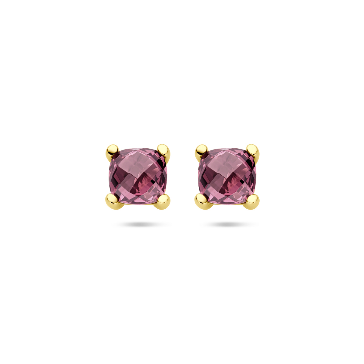 14k Geelgouden oorknoppen uitgevoerd met roze rhodoliet. De oorknoppen hebben een afmeting van 7x7mm.
