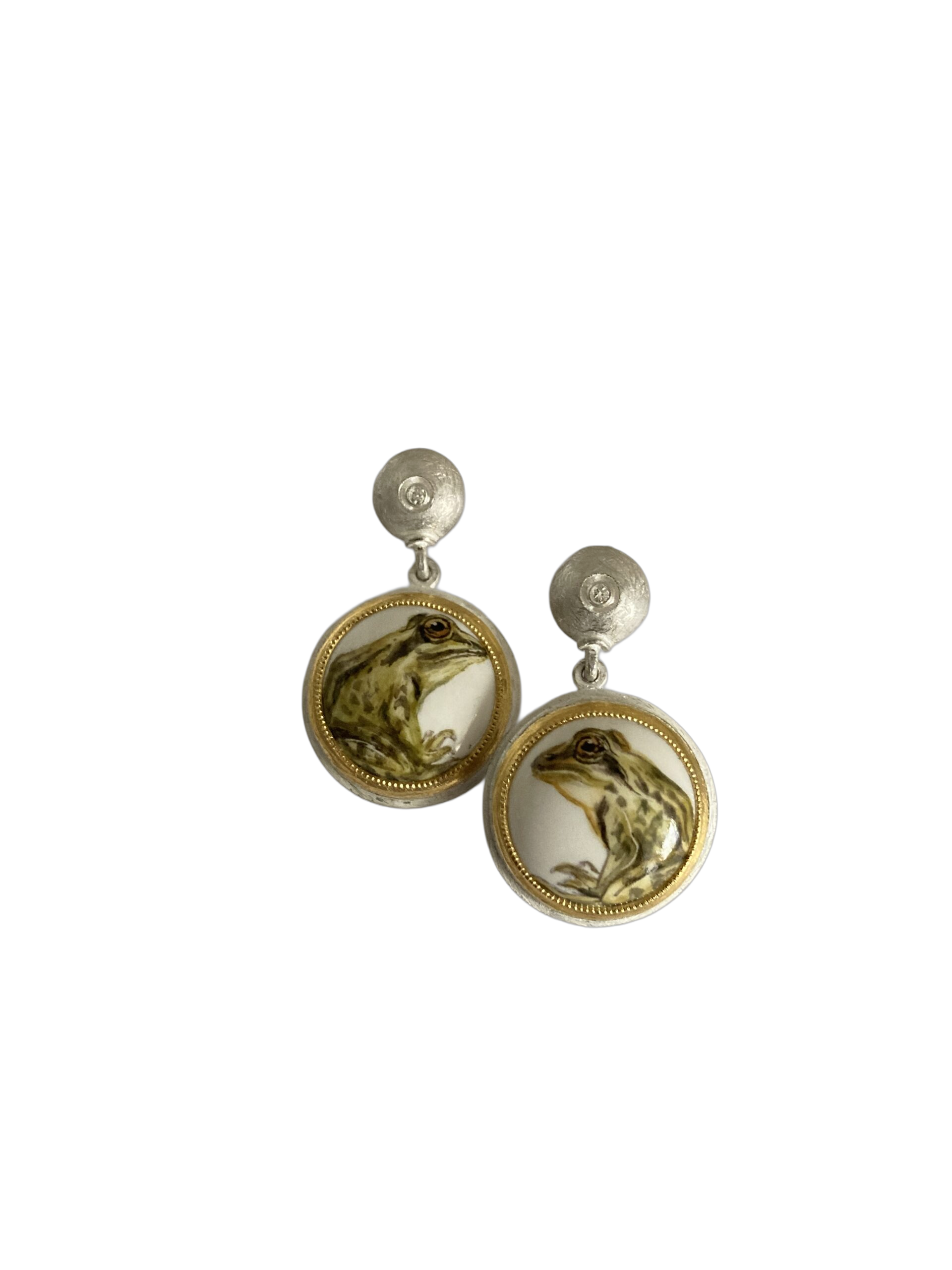 Ohrhänger gefertigt in Silber mit Feingold
Handmalerei auf Porzellan, Motiv "Frosch", mit 2 Brillanten, zusammen 0,04ct

Gesamtlänge des Schmucks ca. 3,1 cm