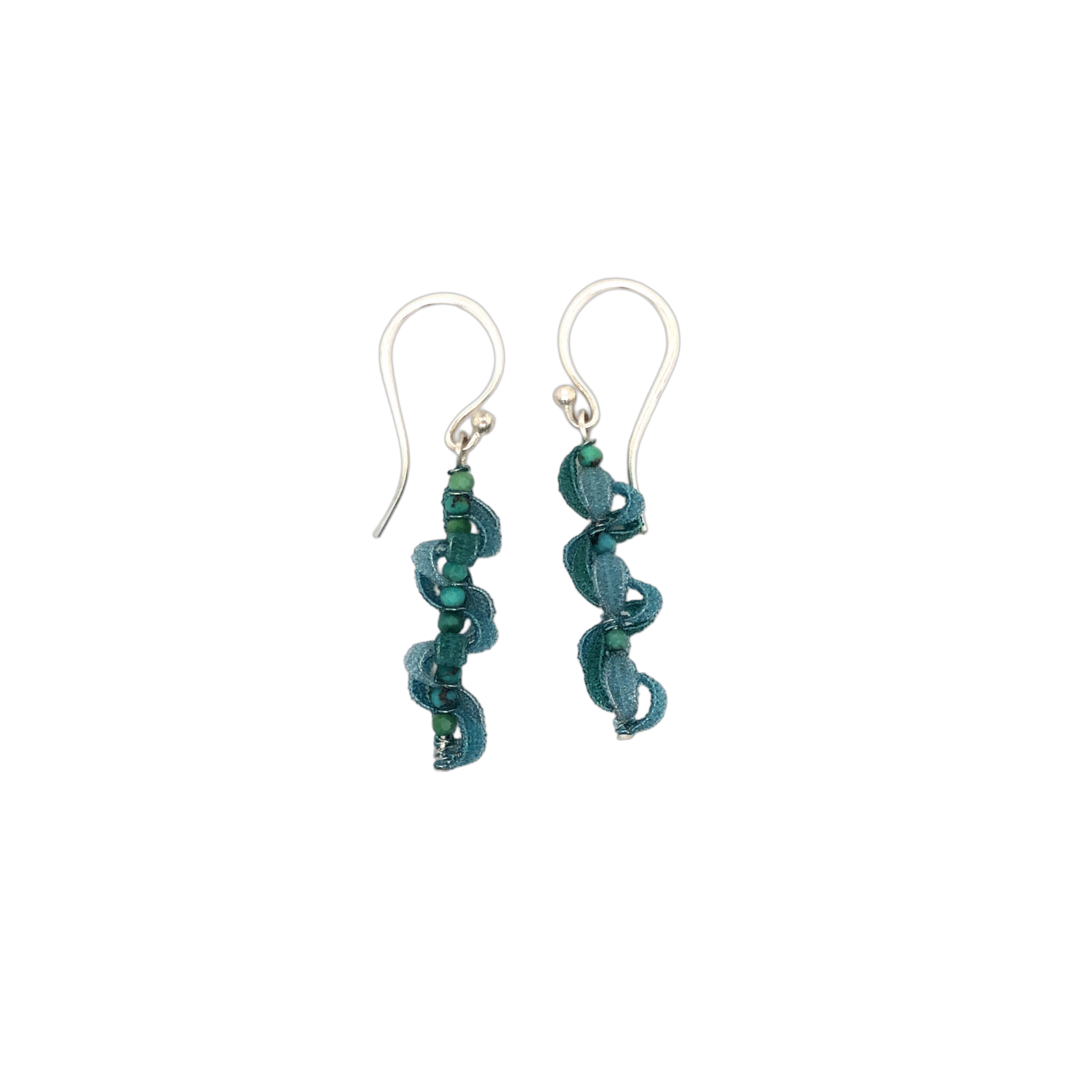 Handwerklich spektakulärer Ohrschmuck. Hauchfein geklöppelte Segmente aus petrolfarbenem Nylon, Türkiskügelchen, gedrehte Stahlseilstruktur. Länge 40mm

UNIKAT
Entwurf und Fertigung Stefanie Kölbel