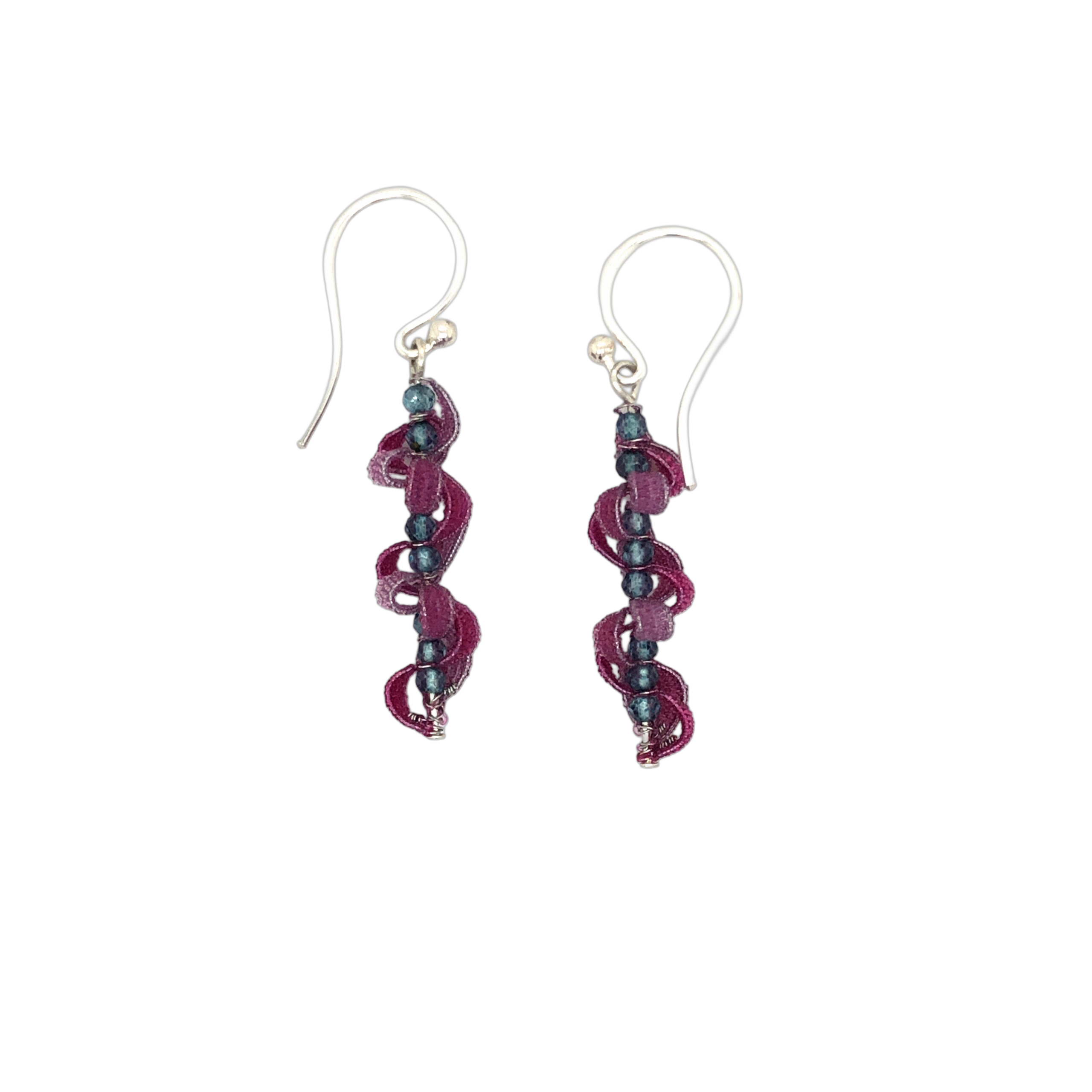 Handwerklich spektakulärer Ohrschmuck. Hauchfein geklöppelte Segmente aus pinkfarbenem Nylon, Topaskügelchen gedrehte Stahlseilstruktur. Länge 44mm

UNIKAT
Entwurf und Fertigung Stefanie Kölbel
