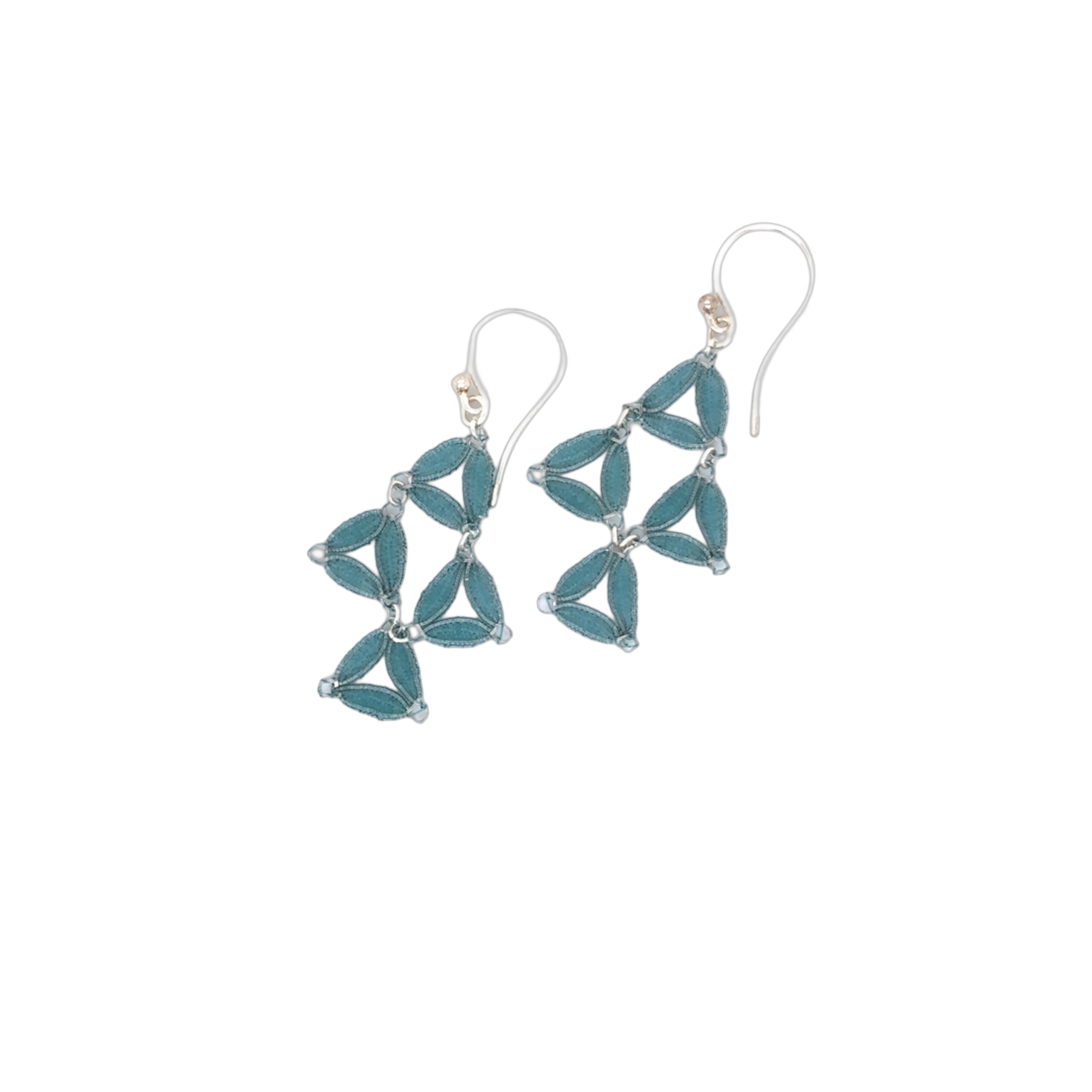 Ohrhänger gearbeitet in Silber, filigraner Schmuck in traditioneller Klöppeltechnik.
Aqua farben.