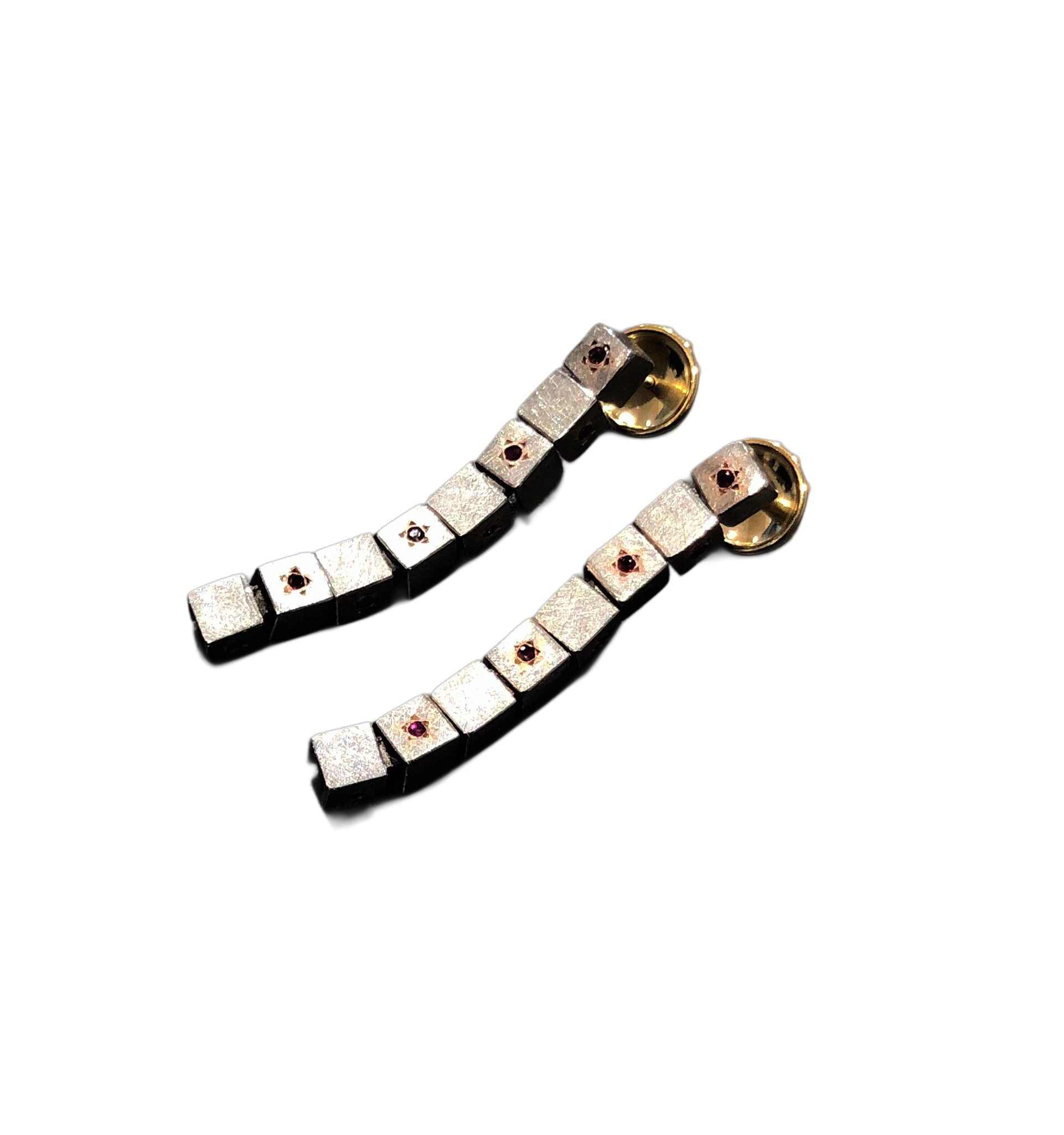 sehr beweglicher Gliederohrschmuck aus dem kostbaren Edelmetall Palladium 950 und Rotgold 750. 
Rubine zu Sternen gefasst. Länge 6,5cm

UNIKAT

gefertigt im Atelier Kissner
Design: Carsten Kissner