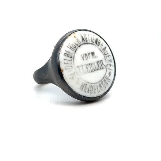 Ring gefertigt in Silber, oxidiert. Original historischer Bierflaschenverschluss aus Porzellan " Heidelberger Aktienbrauerei" ca. 1880 - UNIKAT

Gefertigt im Atelier Kissner
Design: Carsten Kissner