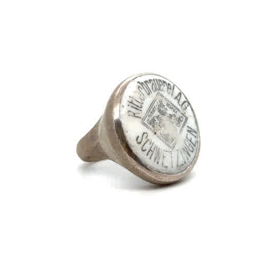 Ring gefertigt in Silber, oxidiert. Original historischer Bierflaschenverschluss aus Porzellan " Ritterbrauerei AG Schwetzingen" ca. 1880 - UNIKAT

Gefertigt im Atelier Kissner
Design: Carsten Kissner