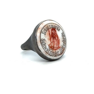 Ring gefertigt in Silber, oxidiert. Original historischer Bierflaschenverschluss aus Porzellan " Schutzmarke Schwetzinger Ritterbräu" ca. 1880 - UNIKAT

Gefertigt im Atelier Kissner
Design: Carsten Kissner