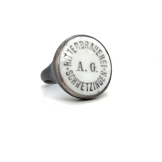 Ring gefertigt in Silber, oxidiert. Original historischer Bierflaschenverschluss aus Porzellan " Ritterbrauerei Schwetzingen AG" ca. 1880 - UNIKAT

Gefertigt im Atelier Kissner
Design: Carsten Kissner