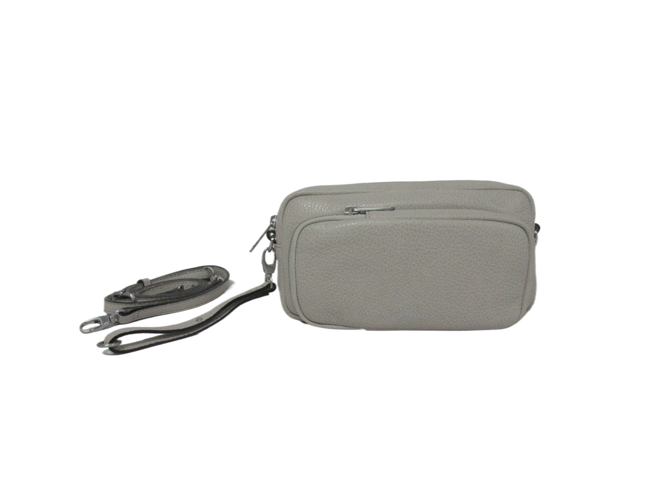 De Gigi Fratelli Phonebag/schoudertas Castle Grey, modelnummer ROM0149-031, is een stijlvolle en functionele crossbodytas. Ideaal als accessoire voor dagelijks gebruik, biedt voldoende ruimte voor je telefoon en andere essentials. Draag hem schuin over je lichaam voor een trendy en praktische look. Perfect te combineren met casual en chique outfits. Kwaliteit en gemak in één tas.