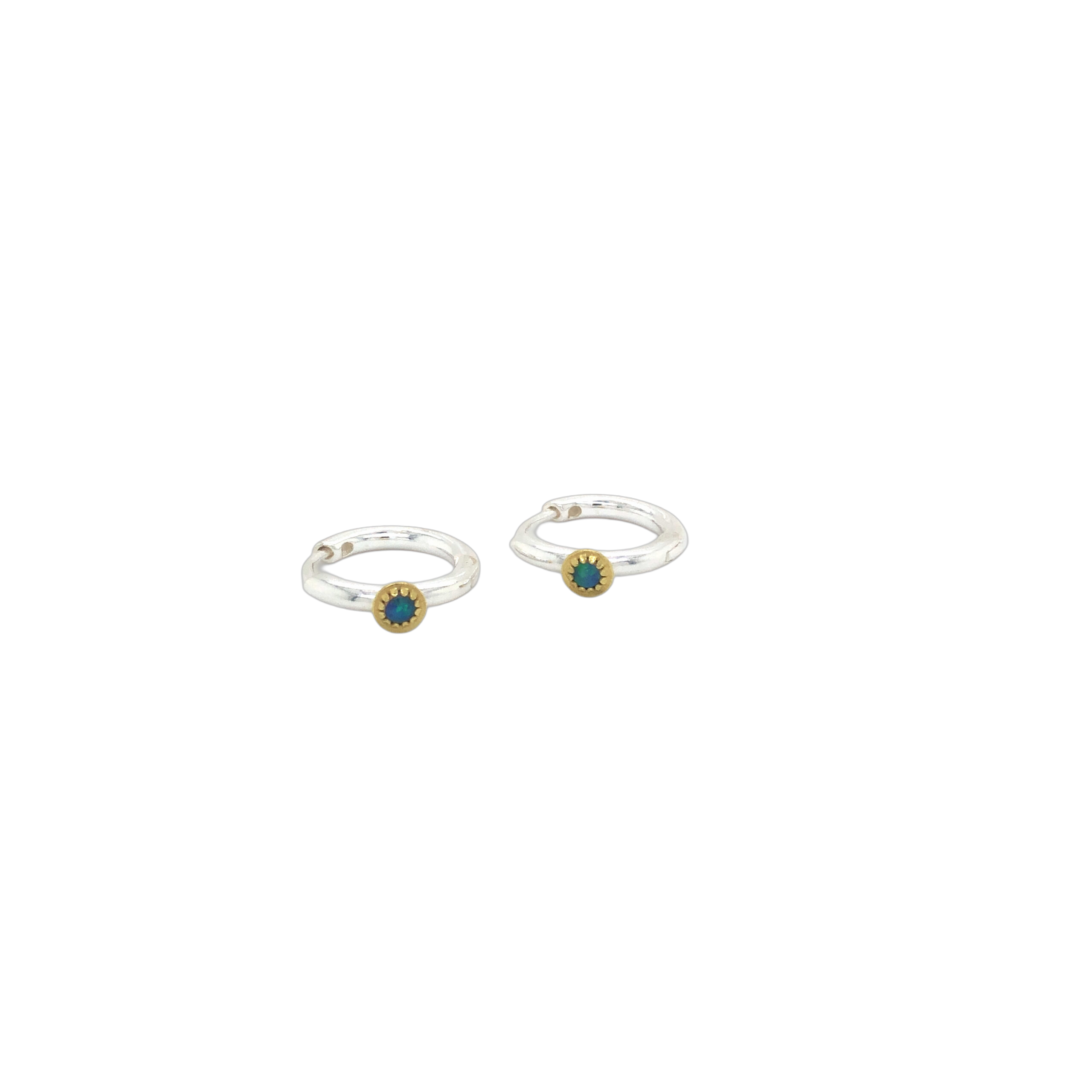 Klappcreole in Silber 925, Rundprofil 2,0mm, Durchmesser 15mm, 1 aufgesetzter Vollopal /Australien, gefasst in Gelbgold 750 mit zarter Krönchenfassung