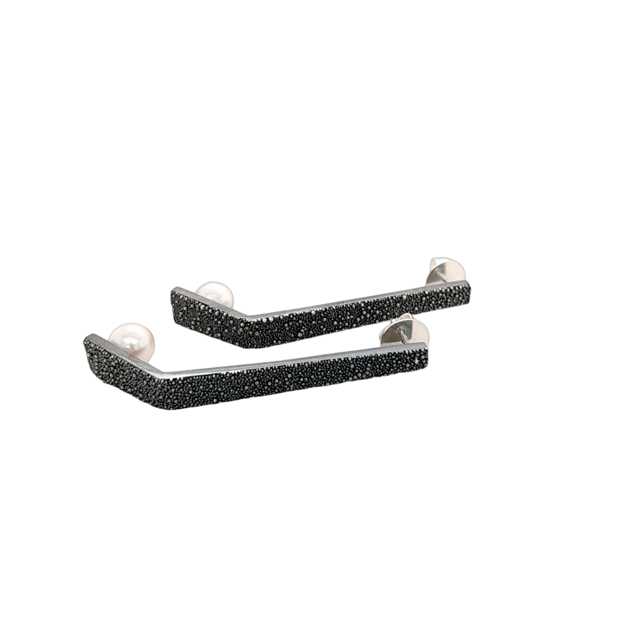 Ohrhänger Silber geschwärzt, mit Granulation und je einer Perle.
Länge ca. 5,1 cm
