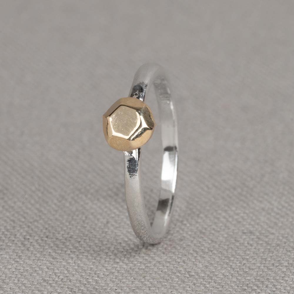 De Jeh ring zilver 9 krt. 6-hoek (modelnummer 21197-54) is een elegante en verfijnde ring van een onbekend merk. Deze zeshoekige ring past perfect bij zowel casual als formele outfits. Draag hem alleen voor een subtiele look, of combineer met andere ringen voor een gedurfde stijl. Perfect voor iedere gelegenheid.