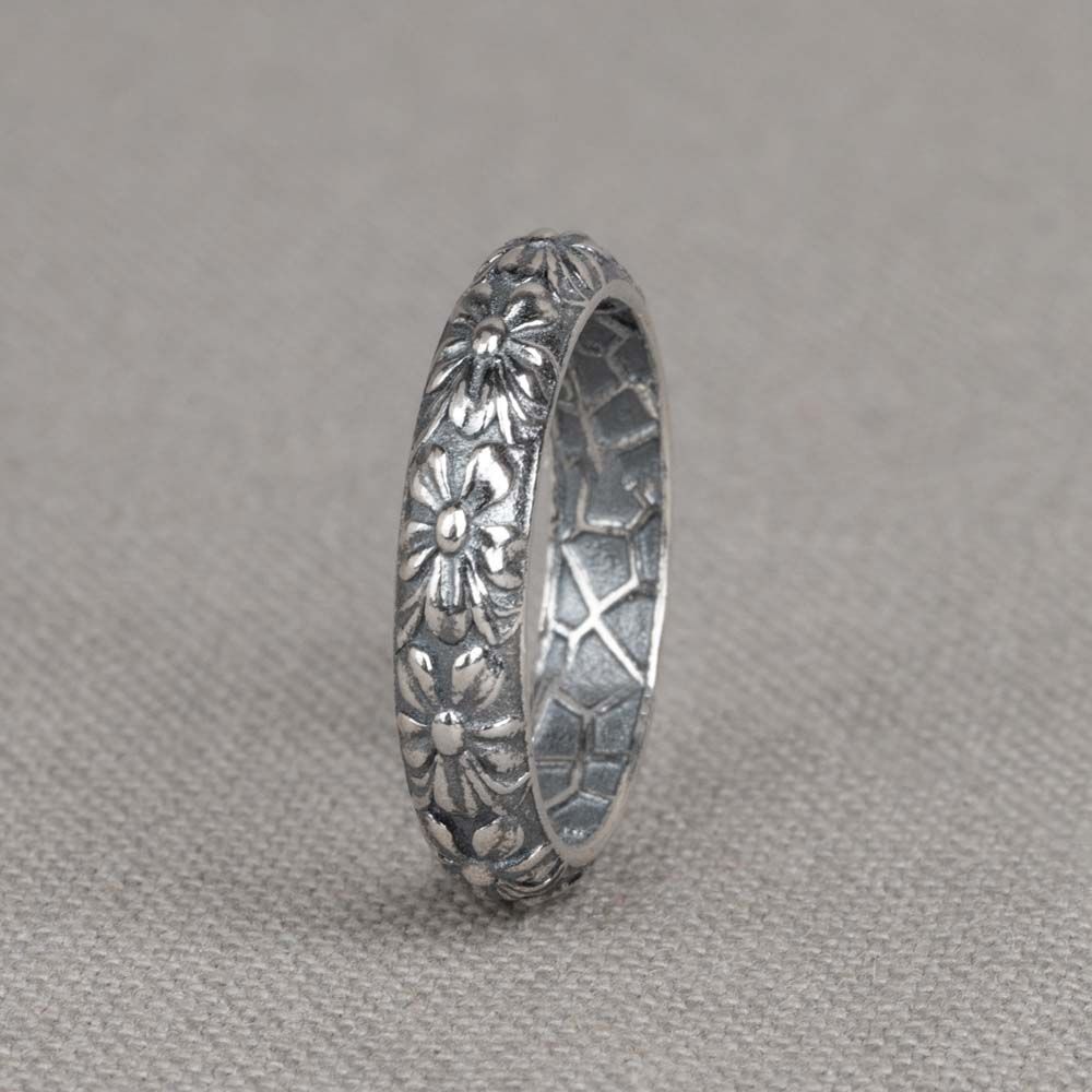 De Ring Zilver Oxy Little Flower Power modelnummer JEH20989-54 is een verfijnde zilveren ring met een breedte van 4 mm. Ideaal te dragen aan de ringvinger of als stapelring voor een stijlvolle look. Combineer met andere zilveren sieraden voor een complete uitstraling. Perfect voor dagelijks gebruik of speciale gelegenheden. Voeg dit elegante sieraad toe aan je collectie!