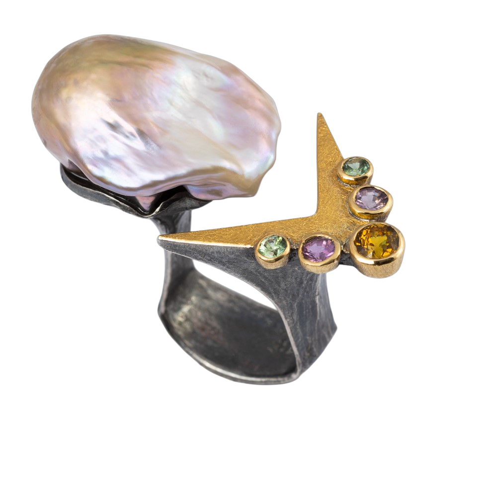 Statement Ring mit einer beindruckenden Mingperle, diese wird in der Handmitte getragen. Safire, gelber Zirkon. Größenanpassung nach Kundenwunsch. Gefertgt in geschwärztem Silber und Gold 900