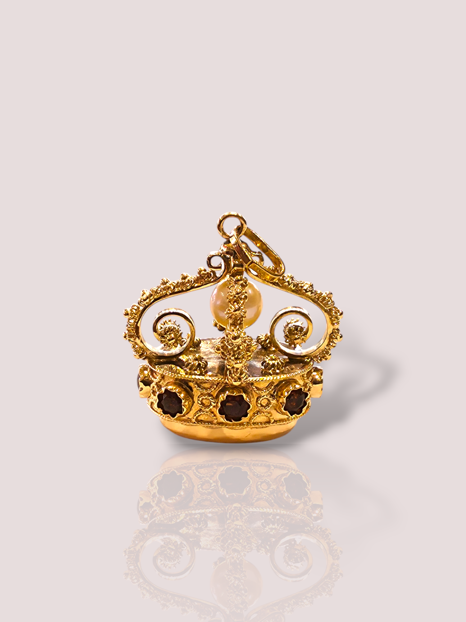 Deze vintage 18k geel gouden kroonhanger heeft een elegante parel en sprankelende citrienen. Dit juweel heeft 8 prachtige donkergele citrienen rondom en een grote citrien aan de onderzijde van de hanger. Het formaat van de grote citrien is 1,2 bij 1,8 cm. Het goud is zeer verfijnd in de vorm van een kroon en is perfect als hanger. Draag het aan een fijne ketting voor formele gelegenheden of als een opvallend detail bij casual outfits.