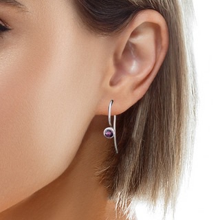Diese Ohrhänger aus 925er Silber mit Modellnummer 15931 enthalten zwei Amethyste von insgesamt 1,00 ct. Sie sind speziell für Damen entworfen und gehören zur Kategorie Schmuck, Typ Anhänger-Ohrringe. Sie können diese eleganten Ohrringe sowohl zu festlichen Anlässen als auch im Alltag tragen, um jedem Outfit einen Hauch von Eleganz zu verleihen.