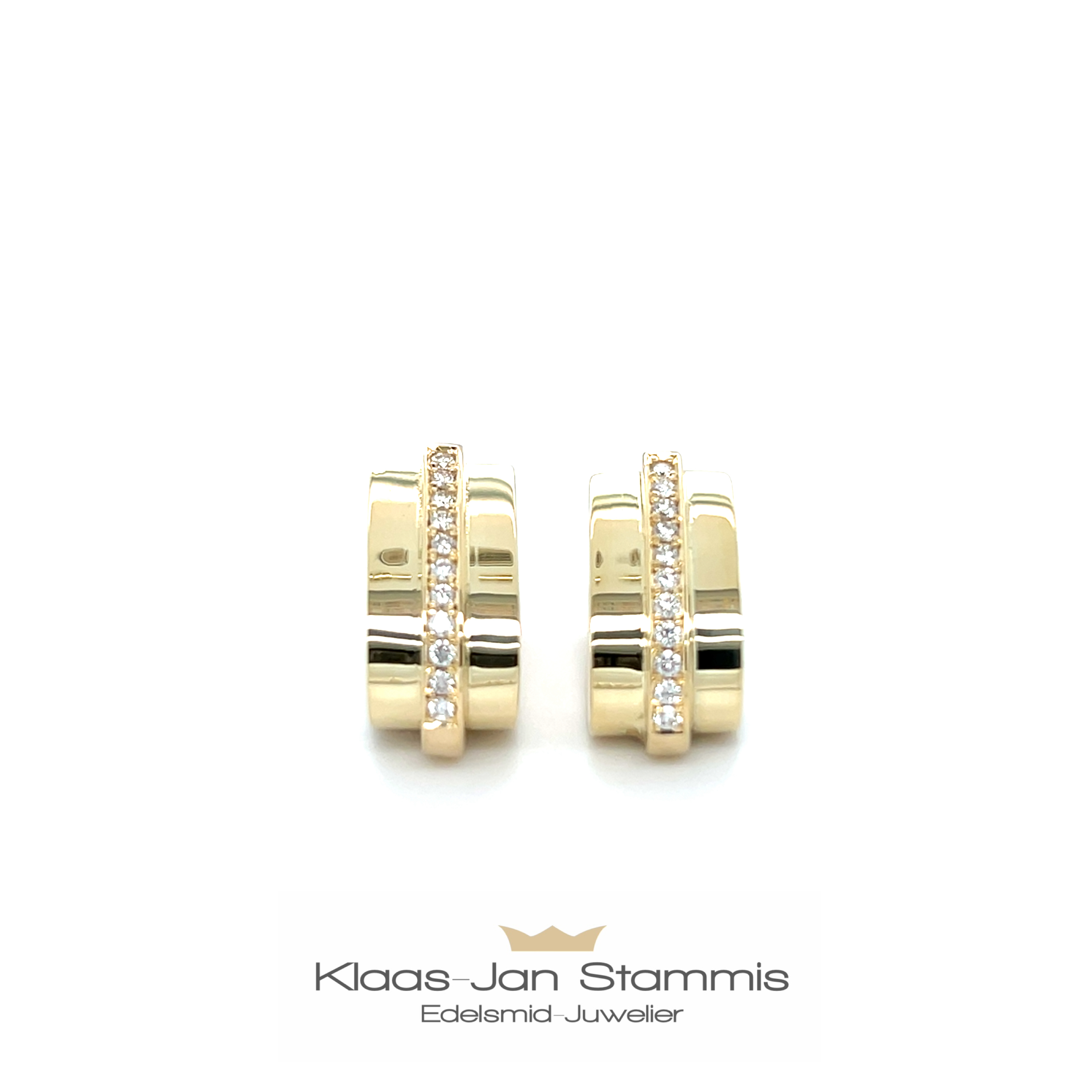 Deze Geelgouden Oorringen met diamant 0.08ct G VSI zijn elegante en perfect voor elke gelegenheid. De subtiele glans van de diamanten voegt verfijning toe. Ideaal om te dragen bij zowel formele als informele outfits, voor een tijdloze en chique look. Combineer met andere gouden sieraden voor een harmonieus geheel.
