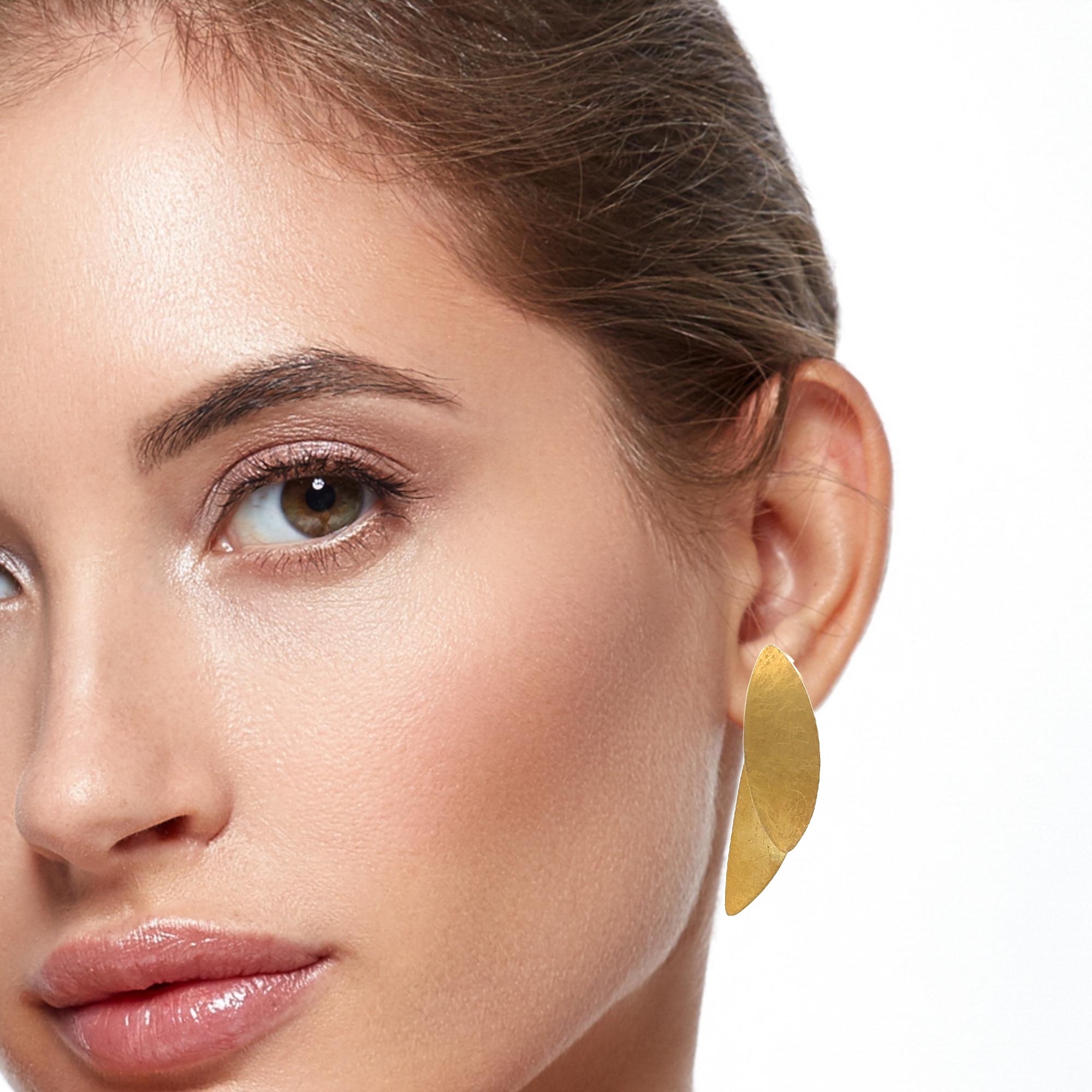 Ohrstecker , zwei gegenläufige Blätter in Gelbgold 750/ooo
Diese eleganten goldenen Ohrringe sind das perfekte Accessoire für jeden Anlass. Ihr modernes Design und die sanften Linien verleihen jedem Outfit einen Hauch von Raffinesse und Stil.