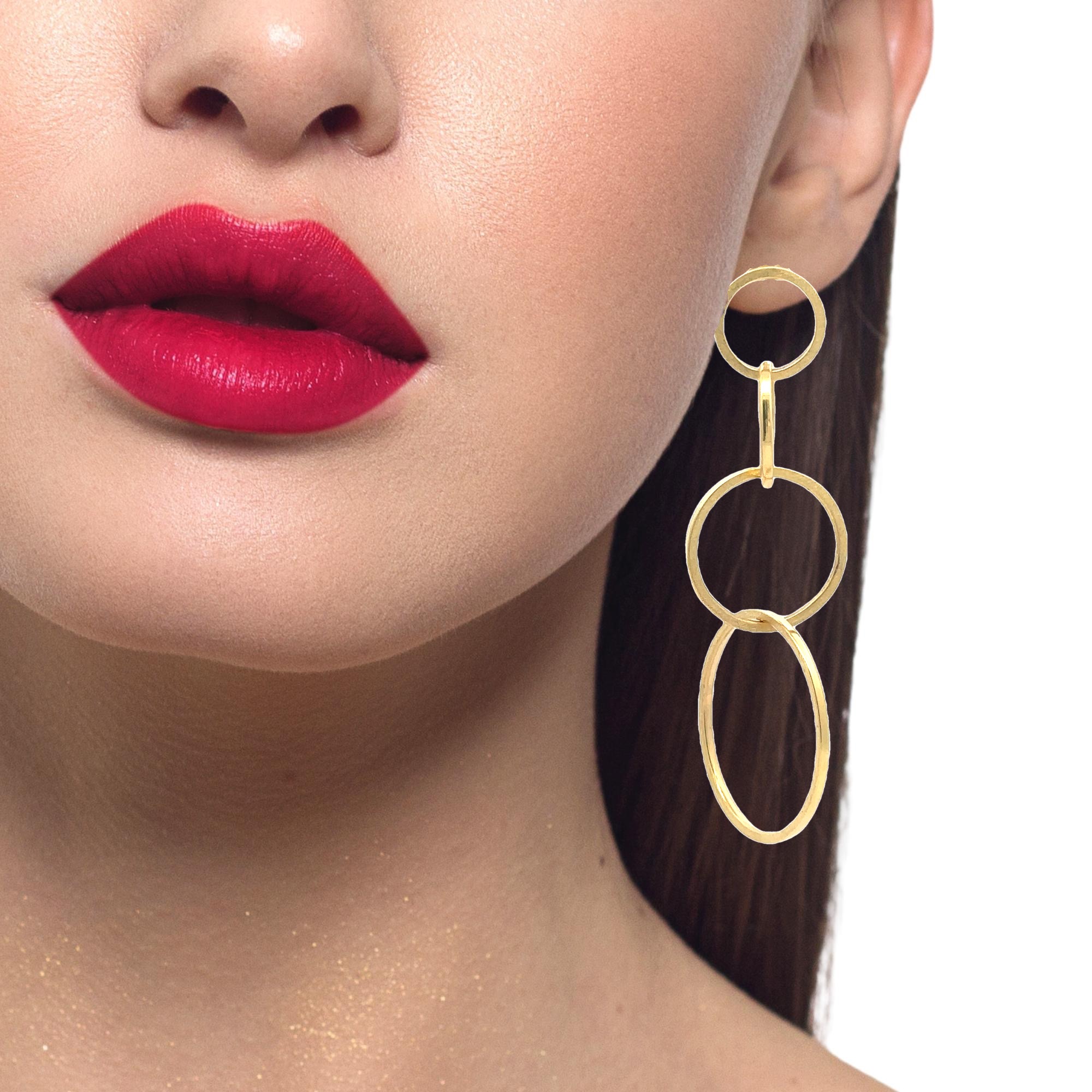 Diese eleganten goldenen Ohrringe sind das perfekte Accessoire für jeden Anlass. Mit ihrem einzigartigen Design aus ineinandergreifenden Kreisen verleihen sie jedem Outfit einen Hauch von Raffinesse und Stil. Tragen Sie sie zu einem Abendessen oder einem besonderen Anlass und ziehen Sie alle Blicke auf sich. Gefertigt in Gold 750, die Ringe sind hohl montiert, dadurch bleibt der Ohrschmuck federleicht!