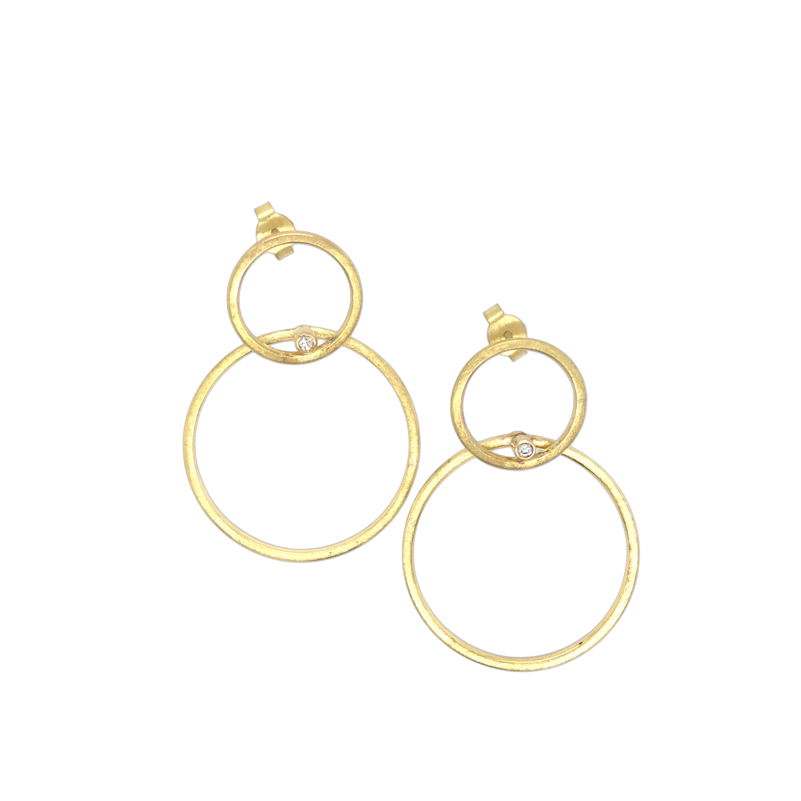 Ohrhänger in Gelbgold 750, aufwändig hohl montiert. Dadurch ist der Ohrschmuck erfreulich leicht! Beweglich gearbeitet, ein Brillant dient hier als Aufhängung. Länge 45mm