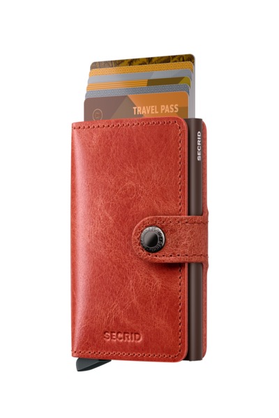 Miniwallet Vintage Orange is gecorrigeerd leer, gemaakt in Nederland van Europese runderhuiden. Bezoek onze leerpagina voor meer informatie over leereigenschappen, ons productieproces en verzorgingsinstructies.

Draagt
4 verdikte of 6 platte kaarten
4 extra kaarten
Bankbiljetten
Visitekaartjes
Bonnetjes
Afmetingen en gewicht
65 x 102 x 21 mm
72 g
