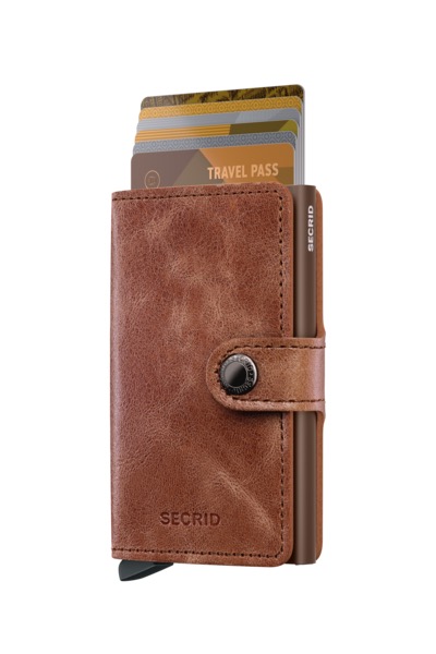 Miniwallet Vintage Cognac-Brown is gecorrigeerd leer, gemaakt in Nederland van Europese runderhuiden. 

Draagt
4 verdikte of 6 platte kaarten
4 extra kaarten
Bankbiljetten
Visitekaartjes
Bonnetjes
Afmetingen en gewicht
65 x 102 x 21 mm
72 g