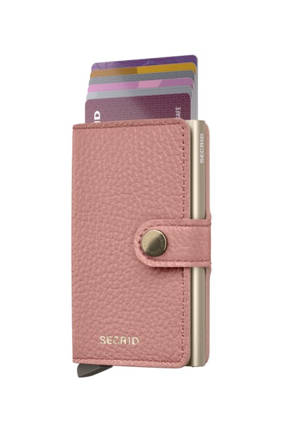 Miniwallet Pebble Rose – Compact & Elegant in Zachte Roze

De Miniwallet Pebble Rose combineert een compact formaat met verrassend veel opbergruimte en een zachte, elegante roze kleur. Deze stijlvolle portemonnee is perfect voor wie houdt van een verfijnde en vrouwelijke uitstraling zonder in te leveren op functionaliteit.

Dankzij het gepatenteerde mechanisme heb je met één simpele beweging snel toegang tot je kaarten. De aluminium behuizing beschermt je kaarten tegen buigen, breken en ongewenste draadloze communicatie (RFID-skimming). Het leren omhulsel in Pebble Rose maakt het design compleet en geeft de wallet een warme, natuurlijke uitstraling.

Wat past er in de Miniwallet Pebble Rose?

4 verdikte kaarten of 6 platte kaarten in de Cardprotector

4 extra kaarten in het leren omhulsel

Papieren bankbiljetten

Visitekaartjes

Bonnetjes

Specificaties

Afmetingen: 65 x 102 x 21 mm

Gewicht: 72 g

Materiaal: Gecorrigeerd leer en aluminium

Kleur: Pebble Rose

De Miniwallet Pebble Rose is de perfecte balans tussen elegantie, compactheid en duurzaamheid – een stijlvolle keuze voor dagelijks gebruik.