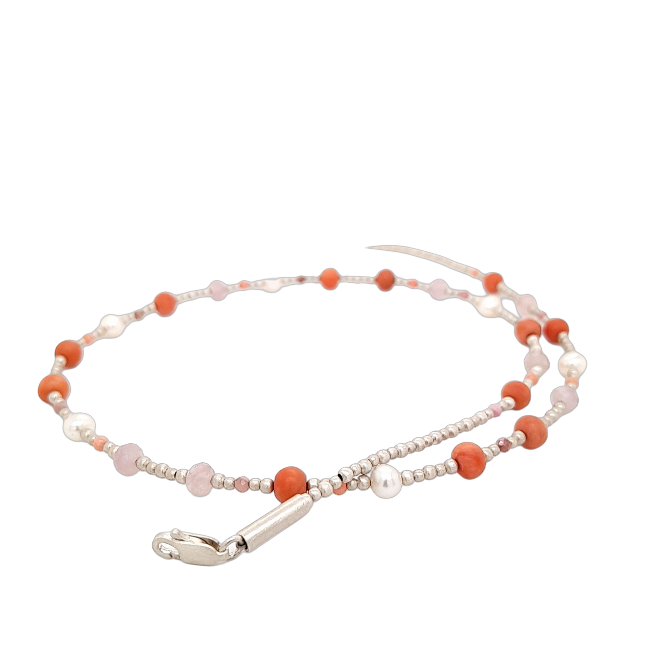 Das Produkt Kettchen Silber Koralle Rosenquarz, Modellnummer 18049, ist eine elegante Halskette aus der Kategorie Schmuck. Es kombiniert feine Silberdetails mit Koralle und Rosenquarz. Länge 45cm. Diese Halskette passt perfekt zu schlichten Outfits und ist ideal für besondere Anlässe. Tragen Sie es als Highlight zu einem schicken Abendkleid oder um Alltagslooks aufzuwerten.