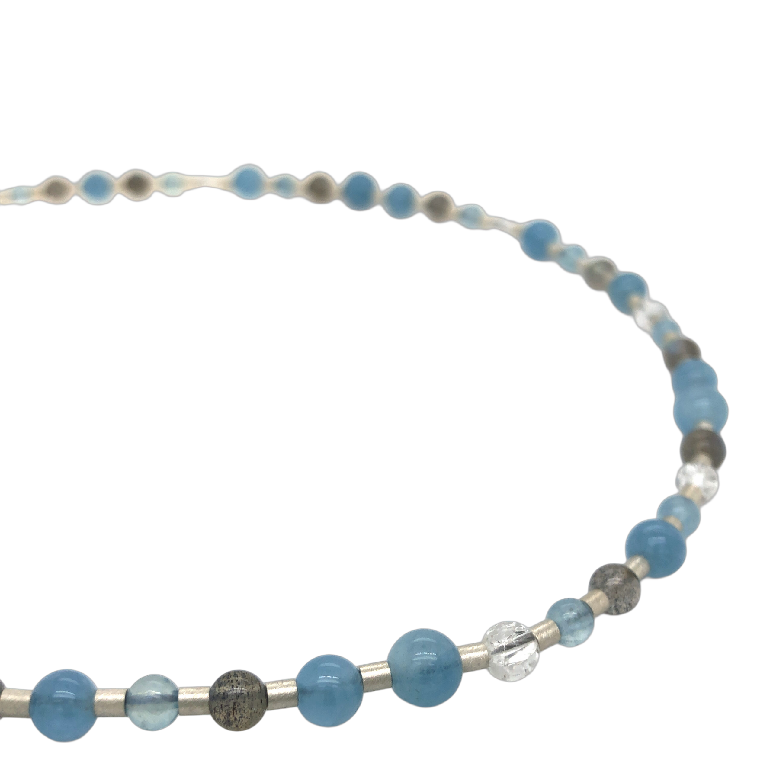 Steinkette mit Aquamarine, Quarze und Silberelemente mit einer Karabinerschließe in Silber. Lä ca 45 cm