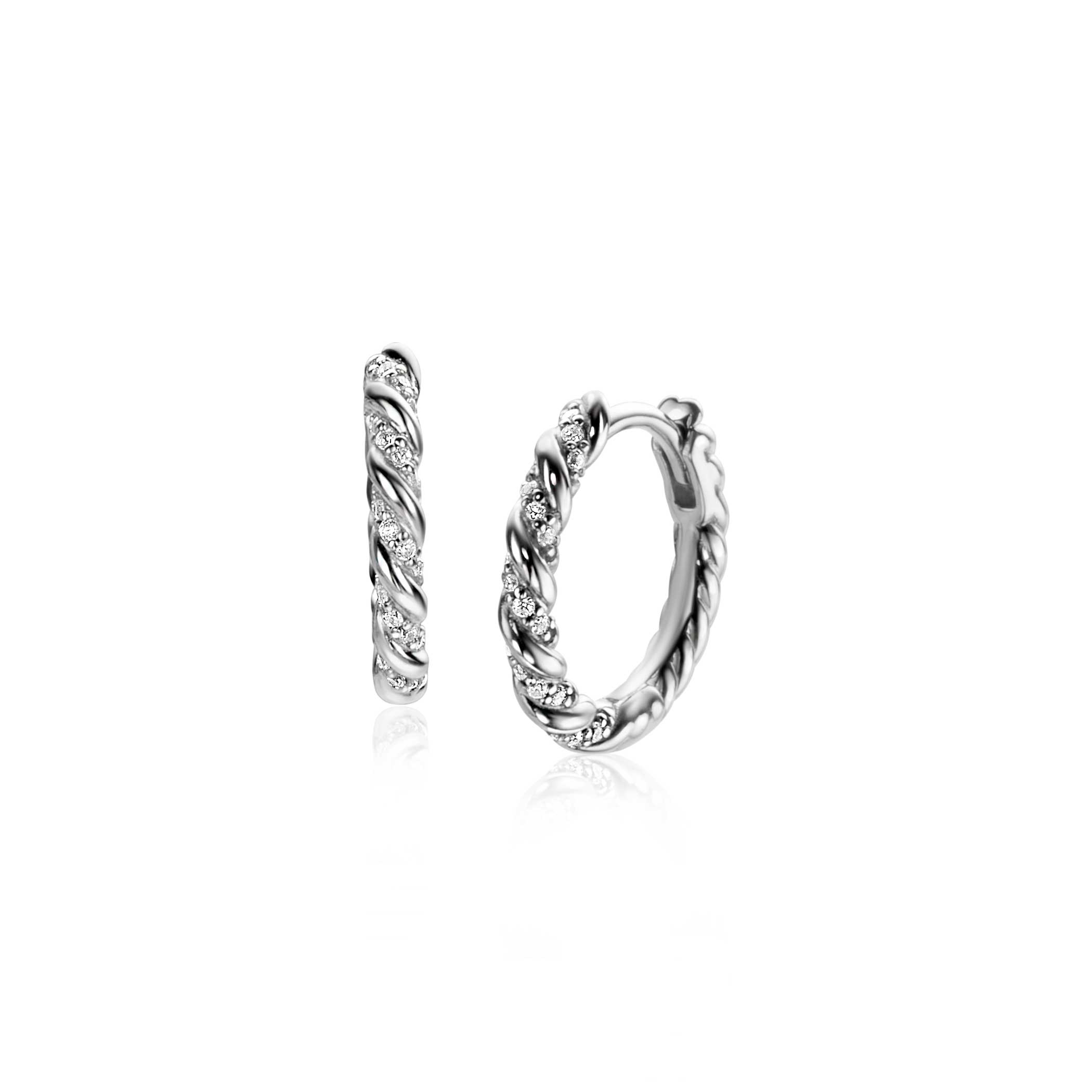 ZINZI zilveren oorringen 15mm, waarbij een gladde band en een band bezet met witte zirconia's met elkaar verweven zijn. Met luxe scharniersluiting. De grootte van deze oorringen is 15 x 2mm. Deze oorringen zijn te combineren met al onze oorbedels. Vervaardigd van eerste gehalte zilver (925) en voorzien van een extra rodium laag voor een langdurige glans.