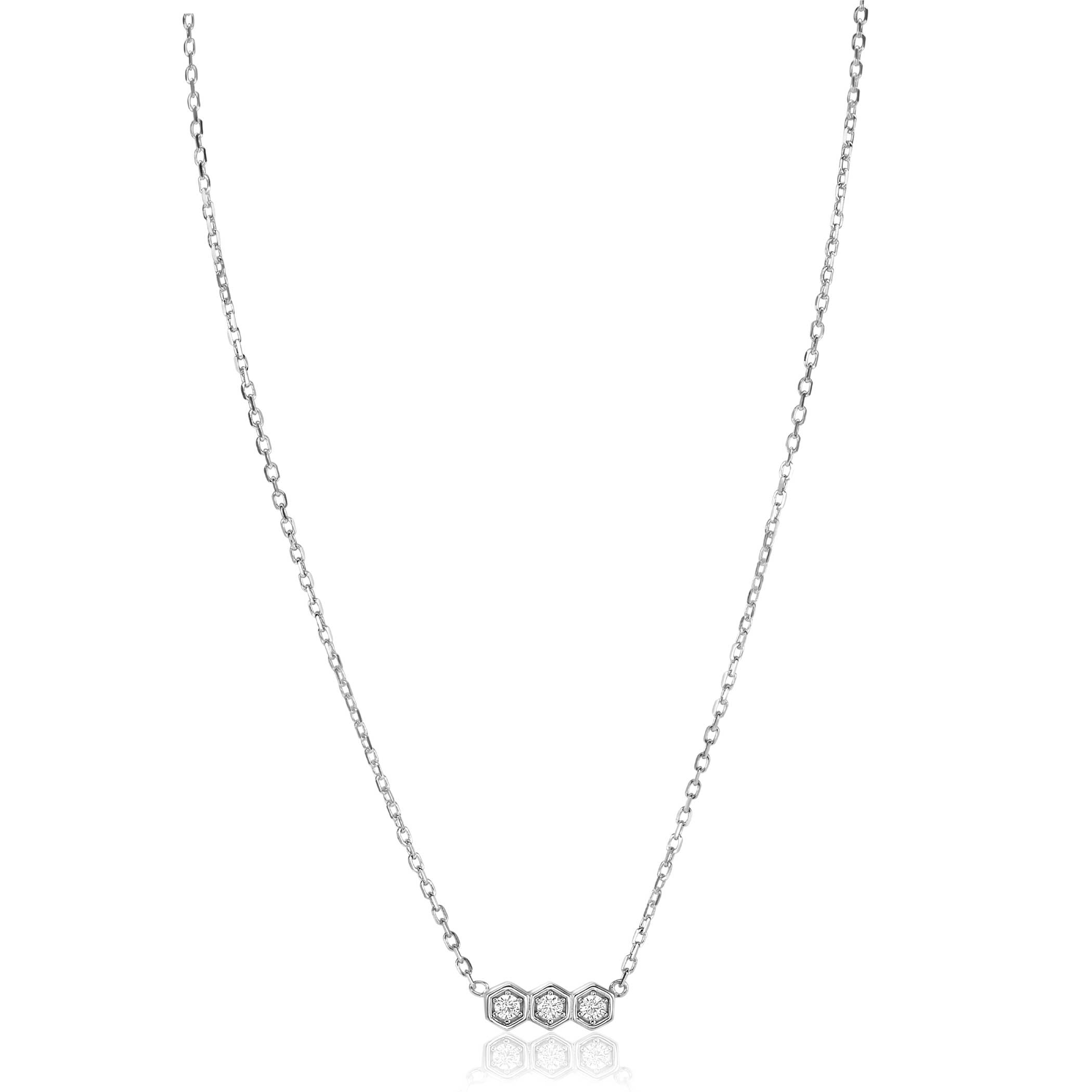 ZINZI zilveren ketting met drie mooie zeshoek zettingen. In elke zetting schittert een witte zirconia. De zettingen zijn samen 13mm lang. Met herkenbaar Zinzi hartje bij de sluiting. De lengte is te variëren tussen 42 en 45 cm. Vervaardigd van eerste gehalte zilver (925) en voorzien van een extra rodiumlaag voor een langdurige glans.