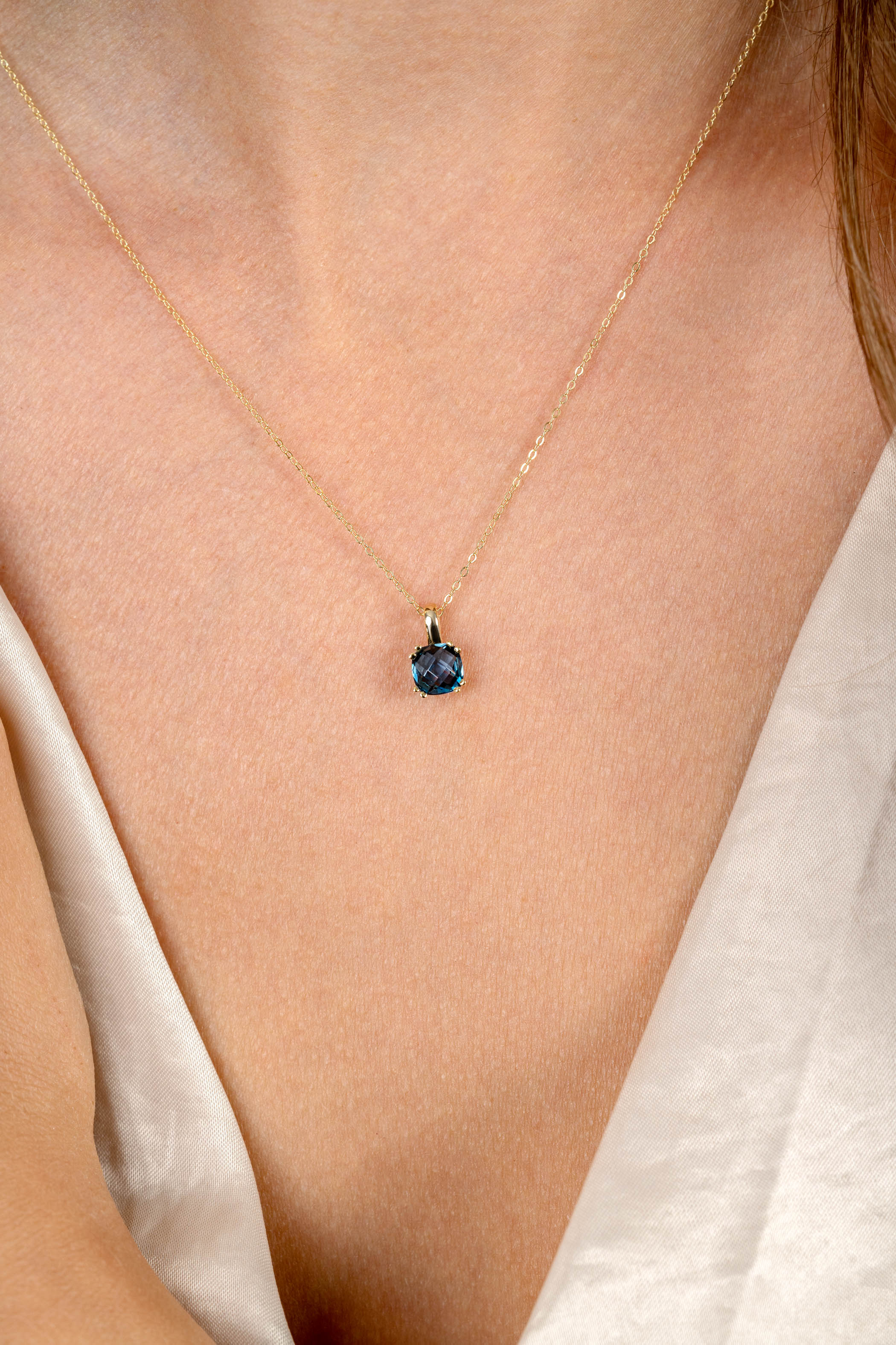 14 karaat goud collier met kleur steen 42-45 cm lang.